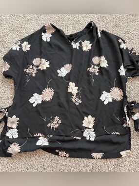 Large Worthington V-Neck Blouse Black Floral Relaxed Fit Ties Pleated Neck Sheer